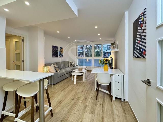 Piso en alquiler en calle De Lorena, Barcelona, de 74 m² 4 habitaciones por 1.995