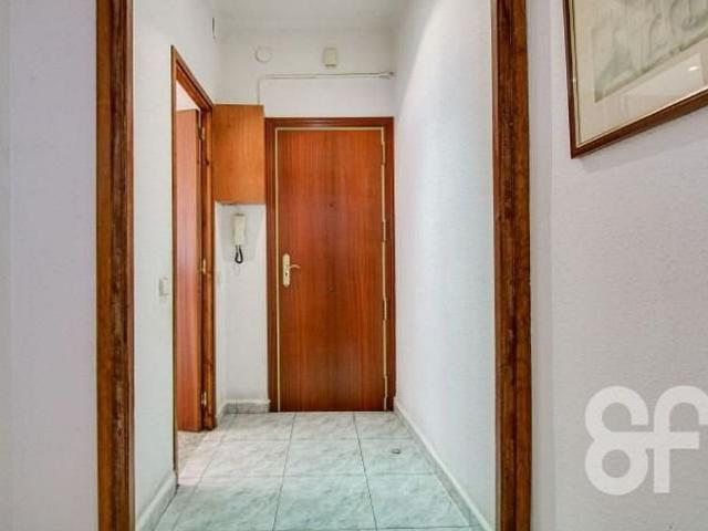 Piso en alquiler en calle De Porta, Barcelona, de 55 m² 2 habitaciones por 909