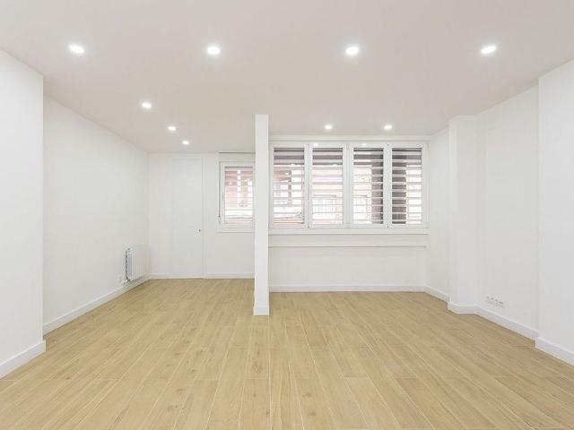 Piso en alquiler en calle De Ramon Miquel i Planas, Barcelona, de 91 m² 3 habitaciones por 1.776