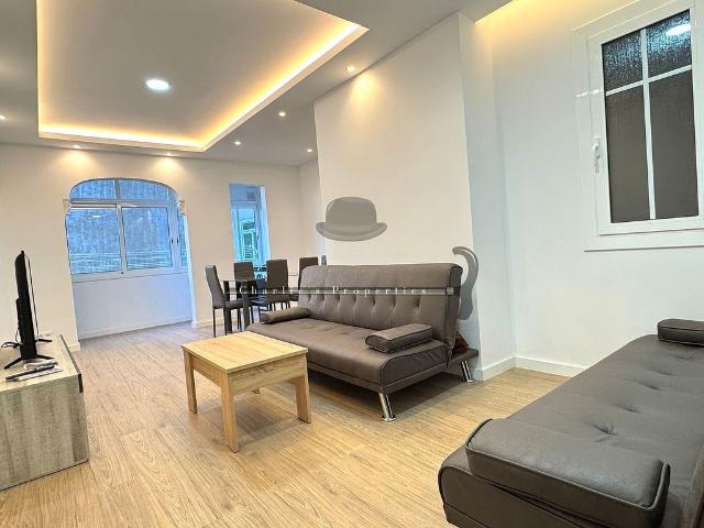 Piso en alquiler en calle De Rocafort, Barcelona, de 93 m² 3 habitaciones por 2.400