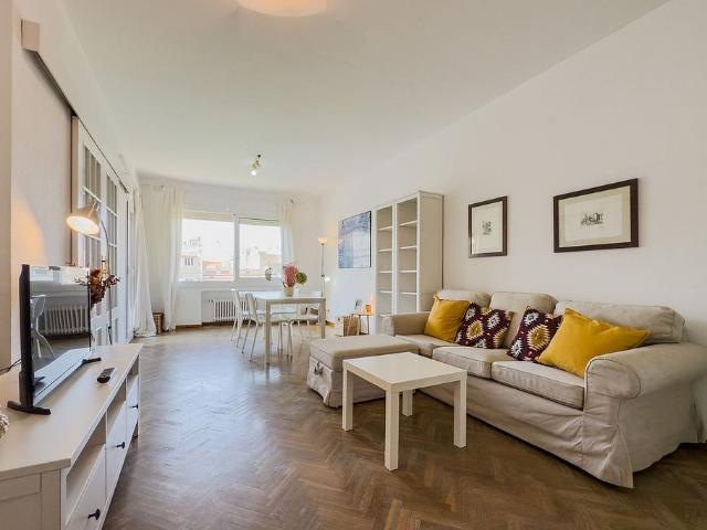 Piso en alquiler en calle De Rocafort, Barcelona, de 96 m² 3 habitaciones por 1.511
