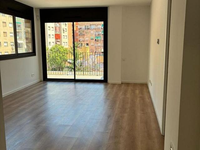 Piso en alquiler en calle De Rogent, Barcelona, de 84 m² 3 habitaciones por 1.762