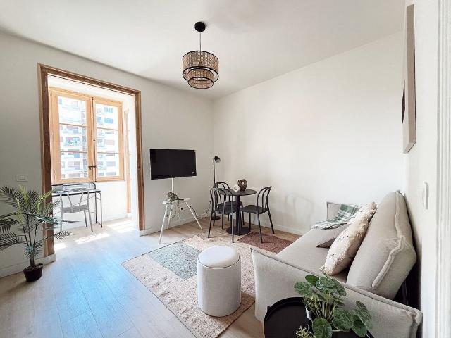 Piso en alquiler en calle De Roger de Flor, Barcelona, de 78 m² 4 habitaciones por 1.176