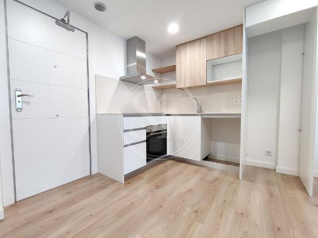 Piso en alquiler en calle De Sant Crispí, Barcelona, de 54 m² 2 habitaciones por 1.467