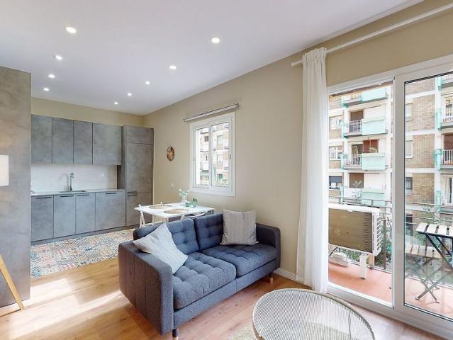 Piso en alquiler en calle De Sant Antoni Maria Claret, Barcelona, de 57 m² 3 habitaciones por 2.100