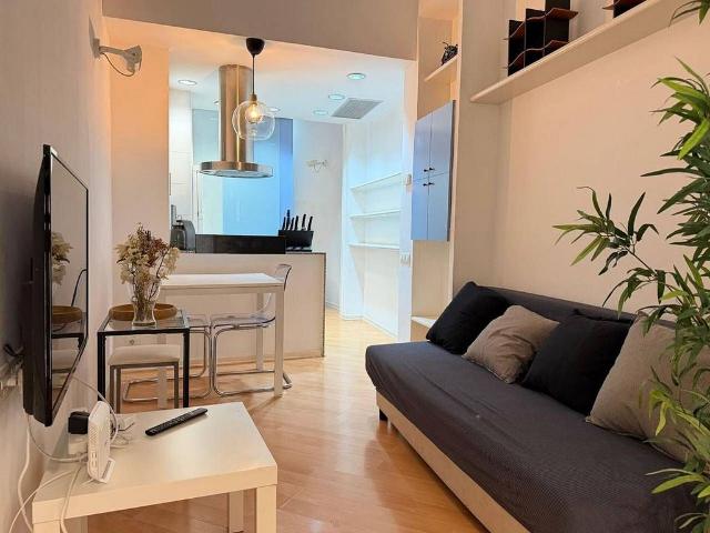 Piso en alquiler en calle De Sant Pere Màrtir, Barcelona, de 29 m² 1 habitación por 887