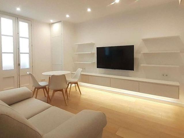 Piso en alquiler en calle De Sant Pere Mitjà, Barcelona, de 40 m² 1 habitación por 1.400