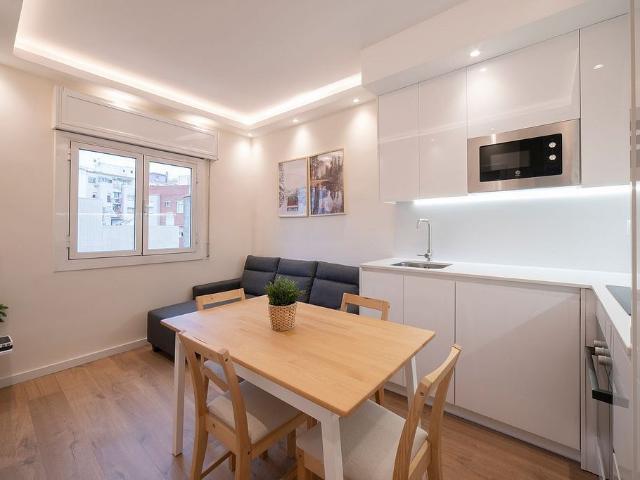 Piso en alquiler en calle De Sants, Barcelona, de 65 m² 4 habitaciones por 2.800
