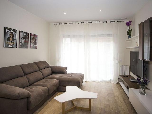Piso en alquiler en calle De Violant D'hongria Reina D'aragó, Barcelona, de 115 m² 4 habitaciones por 3.800