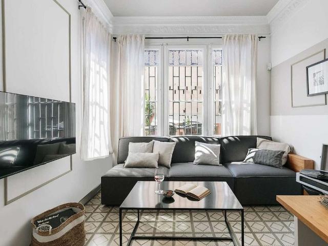 Piso en alquiler en calle De Viladomat, Barcelona, de 10 m² 3 habitaciones por 2.273