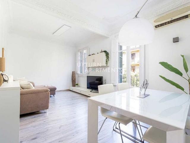 Piso en alquiler en calle De Viladomat, Barcelona, de 90 m² 3 habitaciones por 2.250