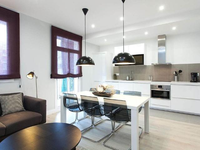 Piso en alquiler en calle De Villarroel, Barcelona, de 63 m² 3 habitaciones por 2.150