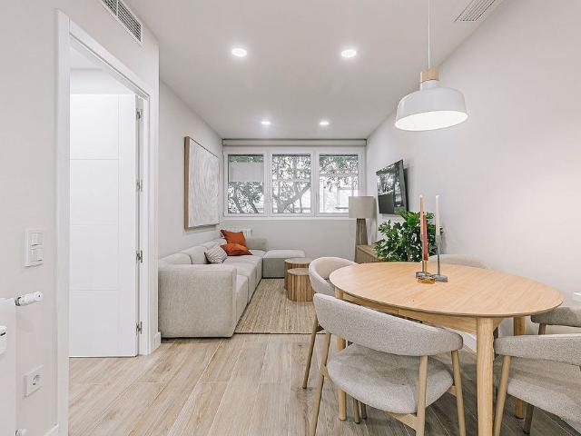 Piso en alquiler en calle De Villarroel, Barcelona, de 74 m² 4 habitaciones por 3.195