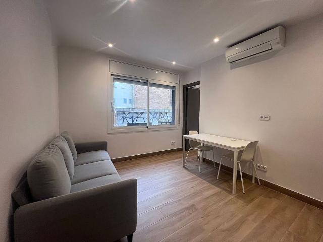 Piso en alquiler en calle Del Torrent de Les Flors, Barcelona, de 27 m² 1 habitación por 941