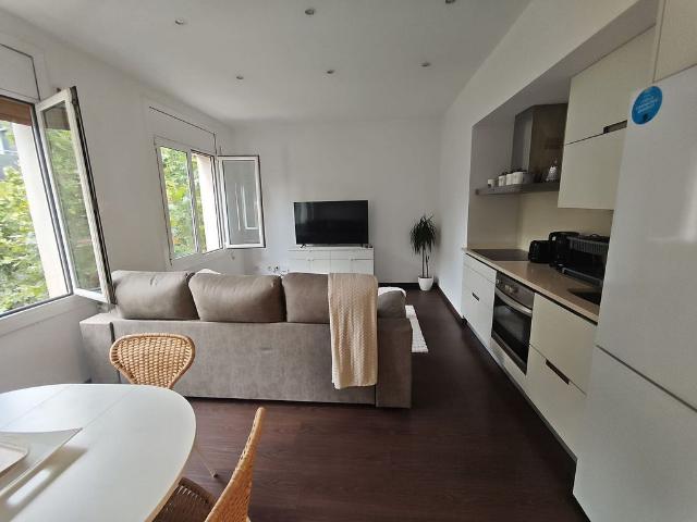 Piso en alquiler en calle Del Vallespir, Barcelona, de 55 m² 2 habitaciones por 1.500