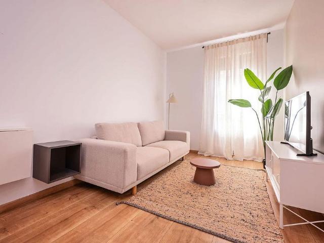 Piso en alquiler en calle Del Comte D'urgell, Barcelona, de 65 m² 2 habitaciones por 3.938