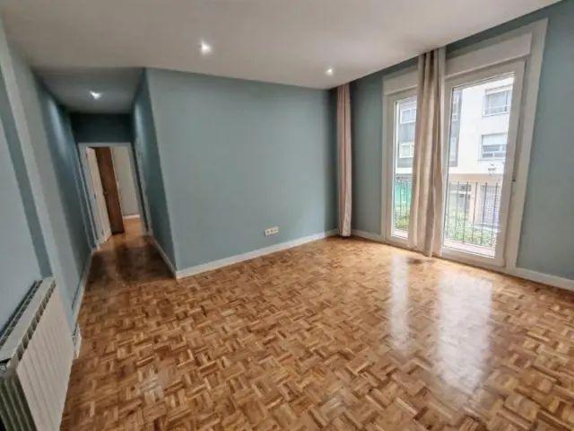 Piso en alquiler en Calle del Conde de Torrecedeira, cerca de Calle de Marqués de Valterra