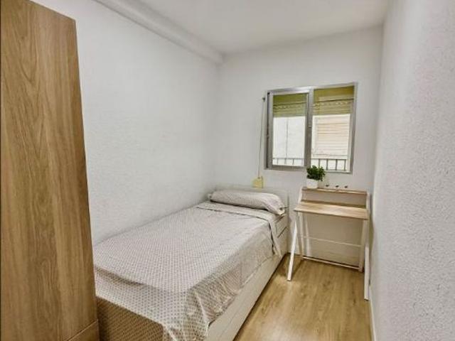 Piso en alquiler en calle Del Passarell, Barcelona, de 78 m² 4 habitaciones por 1.590