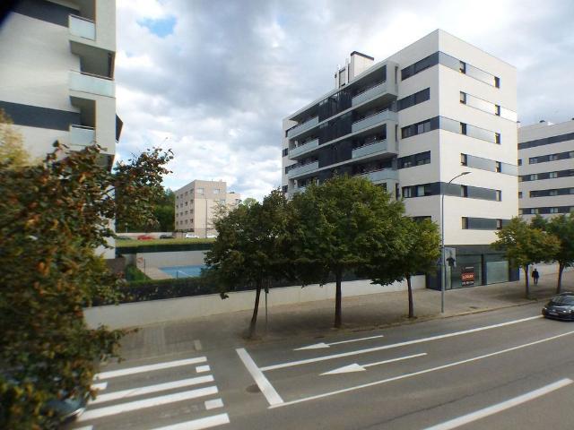 Piso en alquiler en calle Del Riu Fluvià, Girona, de 53 m² 2 habitaciones por 847