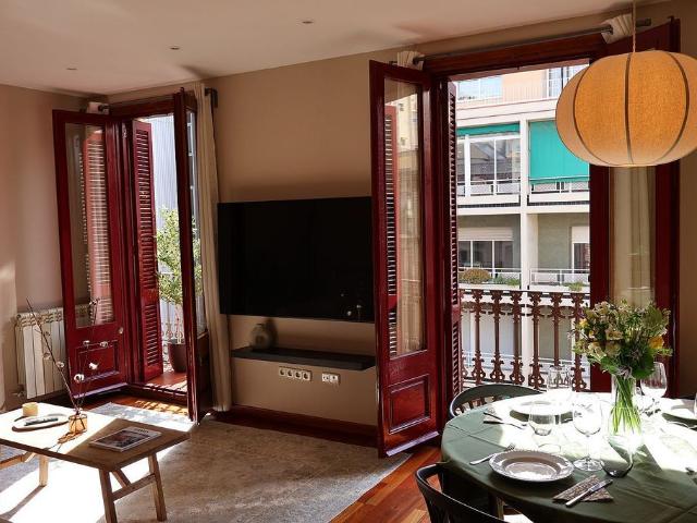 Piso en alquiler en calle Del Rosselló, Barcelona, de 90 m² 2 habitaciones por 2.890