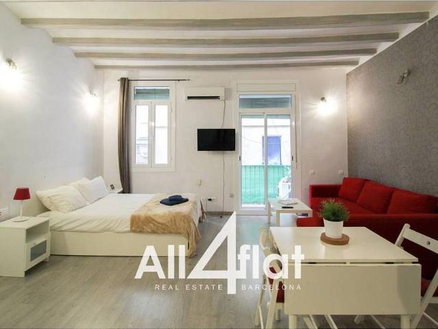 Piso en alquiler en calle D'en Roig, Barcelona, de 32 m² 2 habitaciones por 887