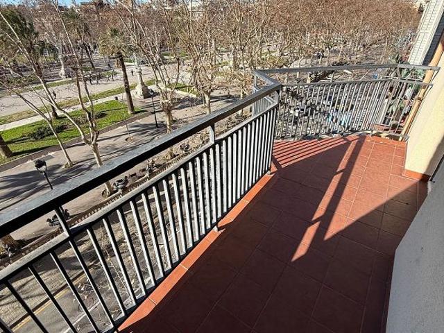 Piso en alquiler en calle Lluis Companys, Barcelona, de 80 m² 4 habitaciones por 2.150