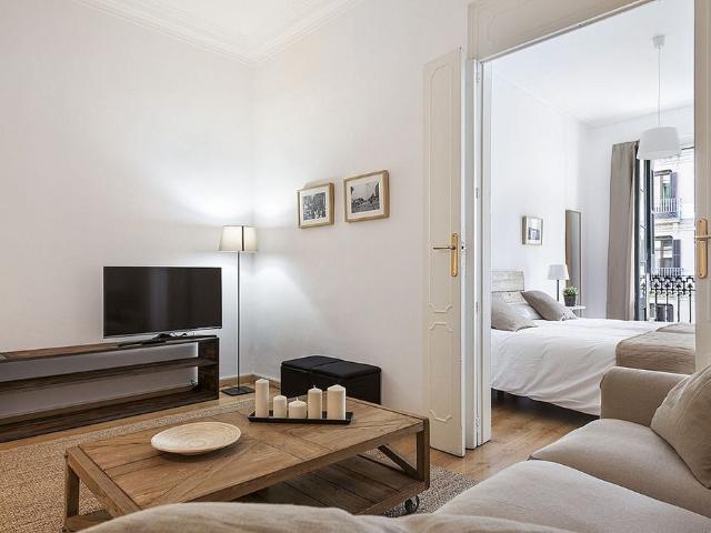 Piso en alquiler en calle Pau Claris, Barcelona, de 76 m² 2 habitaciones por 1.735