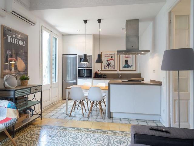 Piso en alquiler en calle Rocafort, Barcelona, de 100 m² 4 habitaciones por 2.800