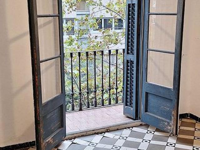 Piso en alquiler en calle Viladomat, Barcelona, de 75 m² 4 habitaciones por 1.045