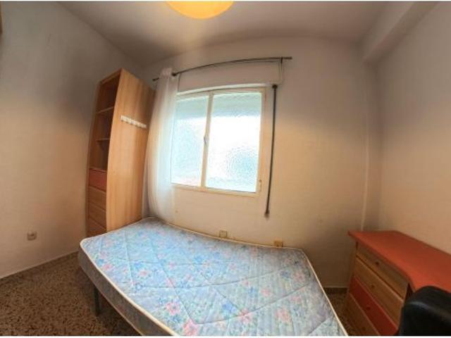 Piso en alquiler en Granada junto a Avenida de Madrid: ¡Perfecto para tu curso!