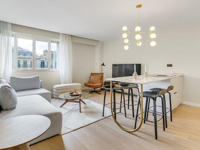 Piso en alquiler en paseo De Gràcia, Barcelona, de 70 m² 2 habitaciones por 3.700