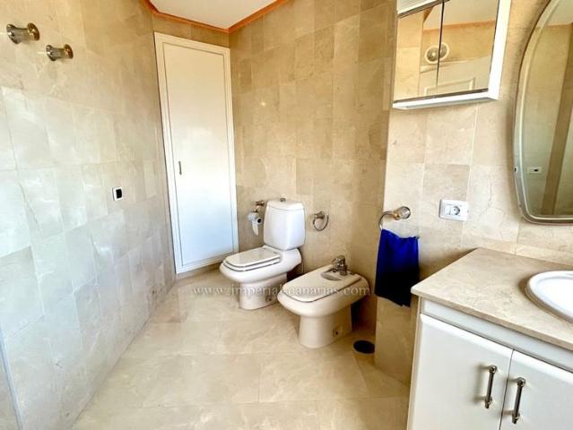 Piso en alquiler en residencial con piscina y grandes jardines