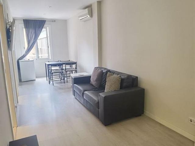 Piso en alquiler en ronda De la Universitat, Barcelona, de 65 m² 3 habitaciones por 1.700
