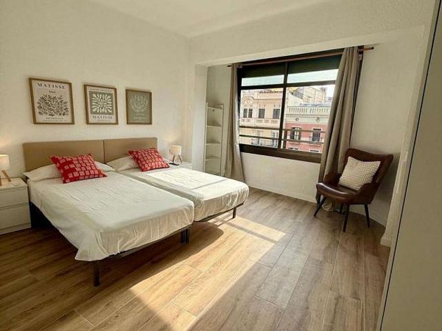 Piso en alquiler en ronda De Sant Antoni, Barcelona, de 70 m² 3 habitaciones por 1.950