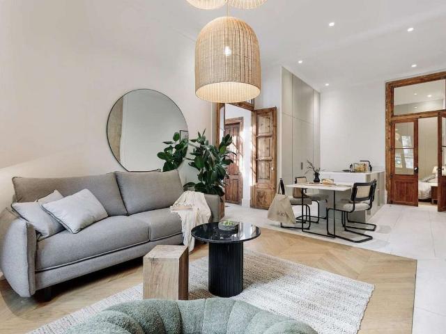 Piso en alquiler en ronda De Sant Pere, Barcelona, de 10 m² 1 habitación por 2.510