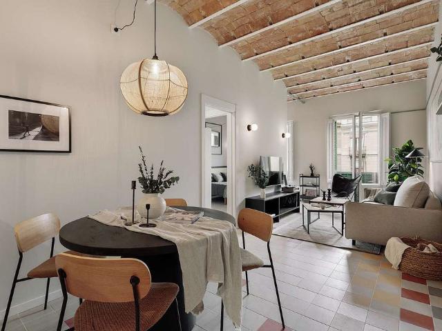 Piso en alquiler en ronda De Sant Pere, Barcelona, de 76 m² 2 habitaciones por 2.288