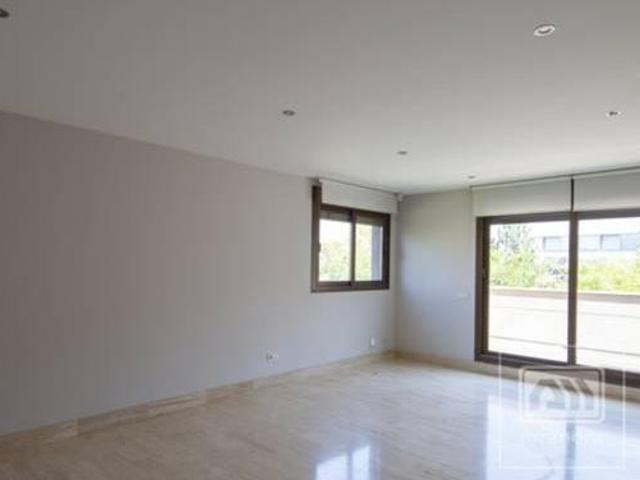 Piso en alquiler estilo moderno con terraza en El Soto de la Moraleja Excelente ubicación