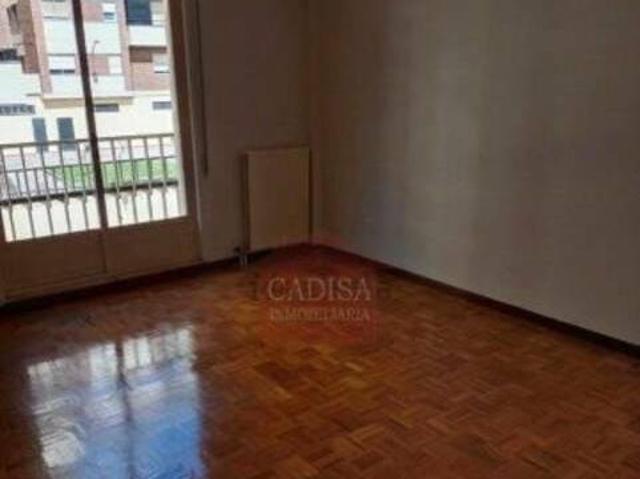 Piso en alquiler sin amueblar con calefacción central junto a canalejas Ref 8088