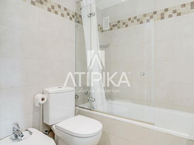 Piso en alquiler temporal de 3 habitaciones y 2 baños en una finca con vistas al mar, Barcelona