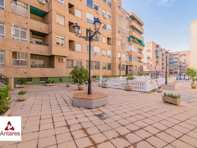 Piso en Ctra. Málaga en última planta con garaje y trastero