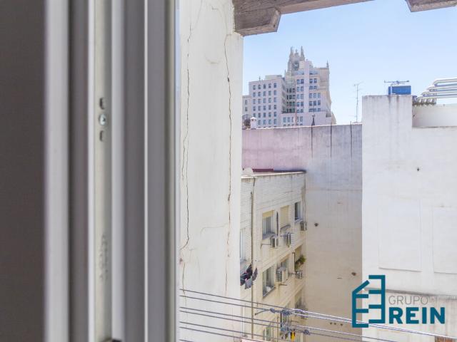 PISO EN CUARTA PLANTA DE UNA FINCA HISTORICA CON ASCENSOR, CON 66 M2, DISTRIBUIDO EN DOS DORMITORIOS EN LA CALLE VALVERDE JUNTO A LA GRAN VIA
