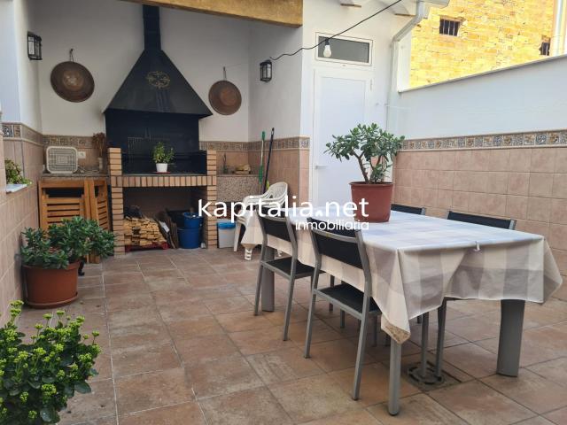 PISO EN EXCLUSIVA EN AYELO CON PATIO Y BARBACOA