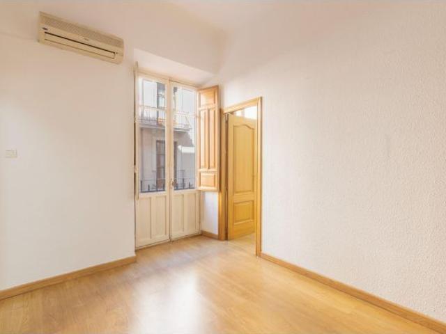 PISO EN EDIFICIO HISTÓRICO EN GRAN VÍA DE COLÓN: ELEGANCIA, REPRESENTATIVIDAD Y UBICACIÓN EXCEPCIONA