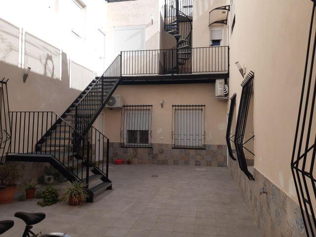 PISO EN EL CENTRO CON PATIO