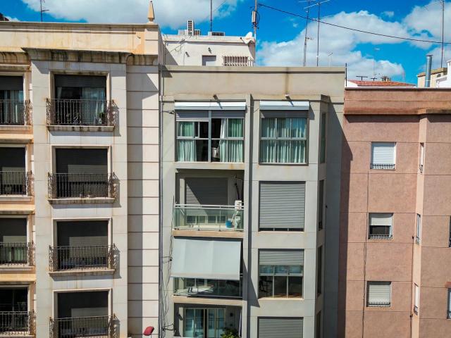 Entresuelo comercial susceptible a vivienda en Elche