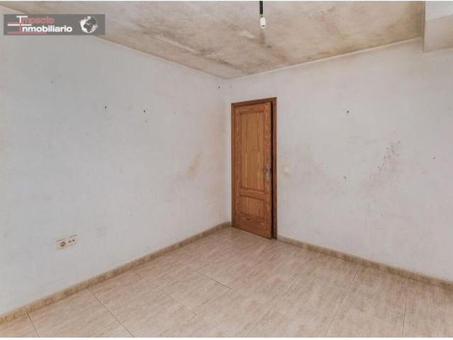 Piso en El Ejido Oportunidad para Reformar por €68,999.99