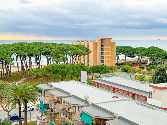 Piso en La Pineda, 4a planta, con vistas al mar!