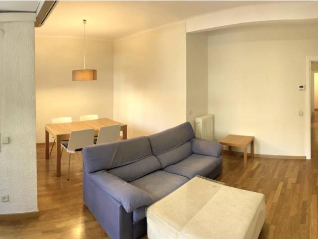 Piso en L'Eixample Izquierdo, 75m2, 2 habitaciones + 1 habitación auxiliar, terraza.Amueblado con electrodomésticos.Cont