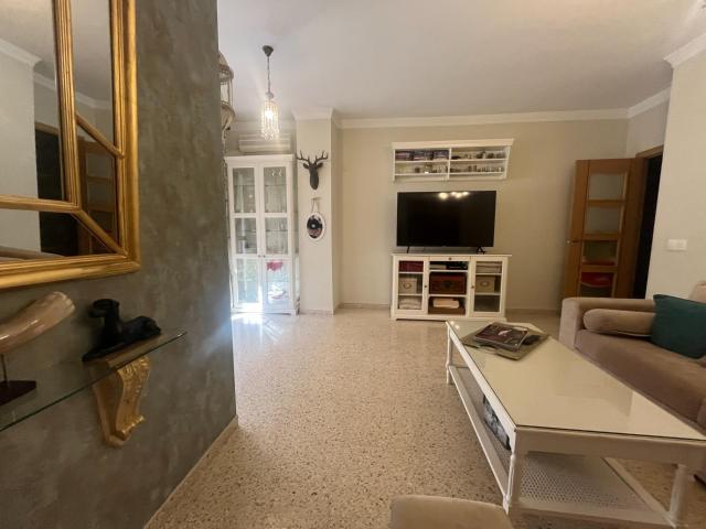Piso en planta baja con terraza, garaje y piscina en urbanización privada en Jerez