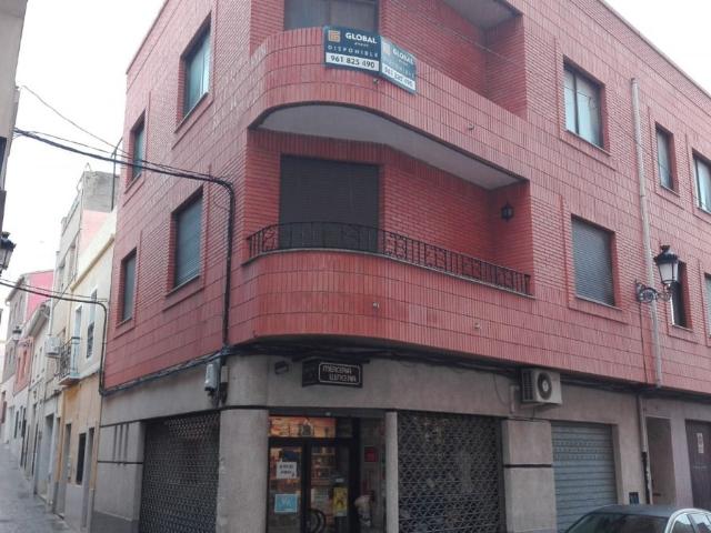 PISO EN PLENO CENTRO TURIS, EL INTERIOR POR HACER AL GUSTO DEL COMPRADOR 95.000€